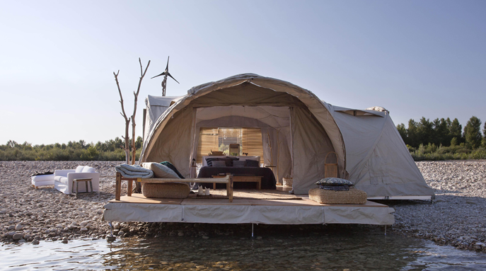 Luxury travel pop-up