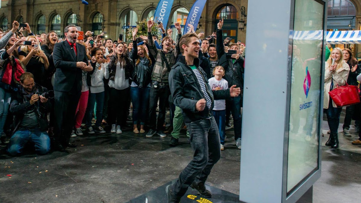 Photo of Samsung’s All Eyes On The S4 campaign being enjoyed by the public